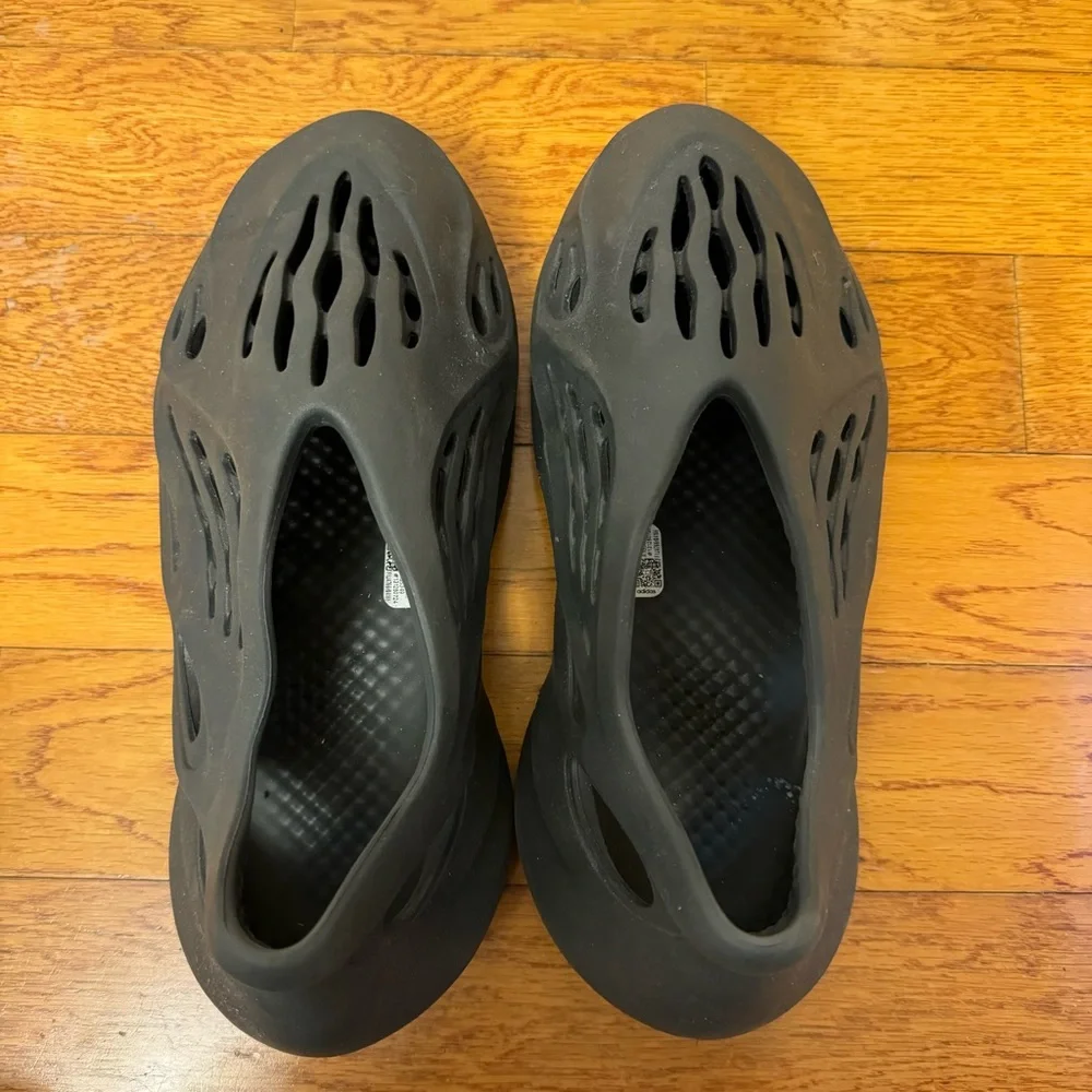 Adidas Yeezy foam RNR in carbon gray men’s 9
